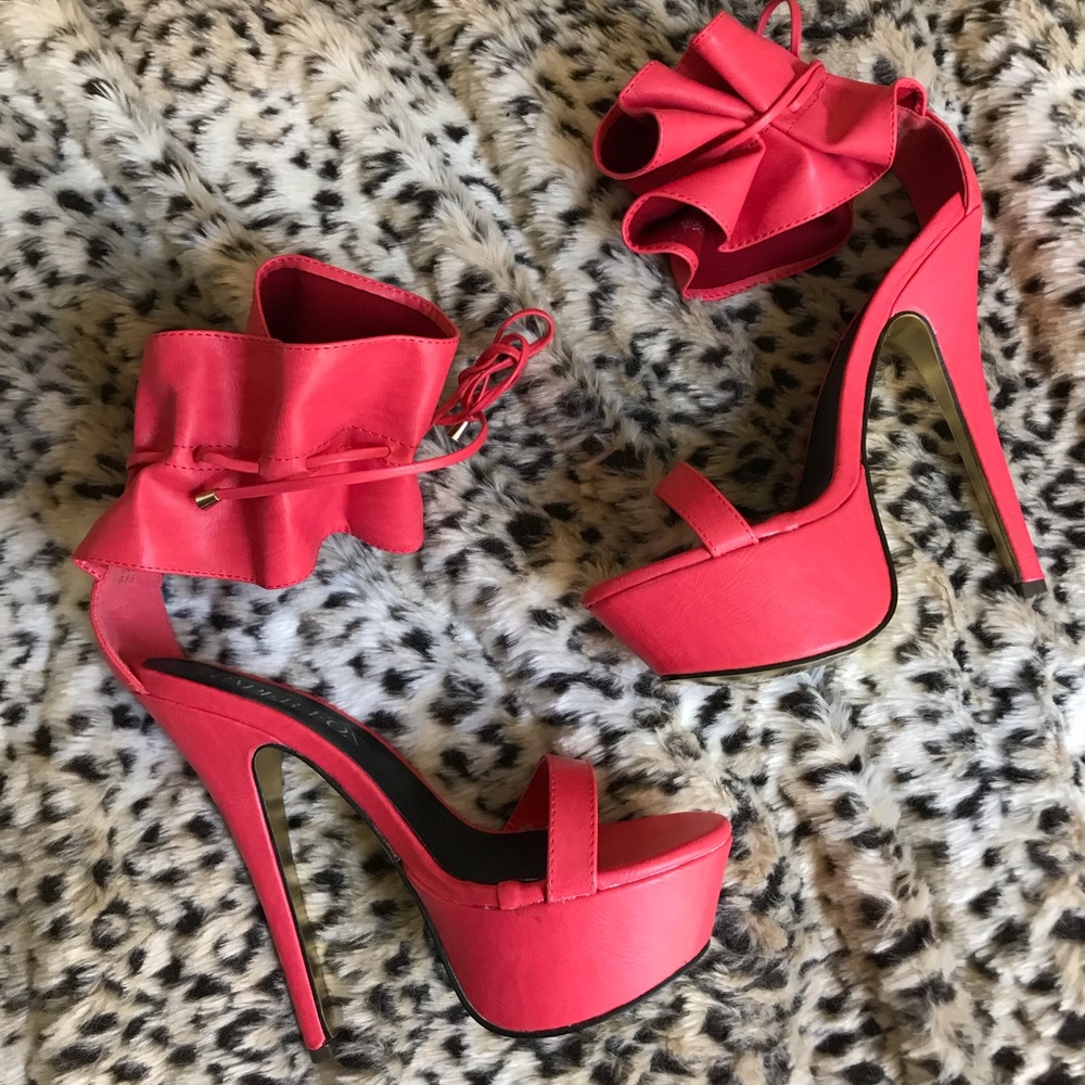 Ruffle platform heels 👠